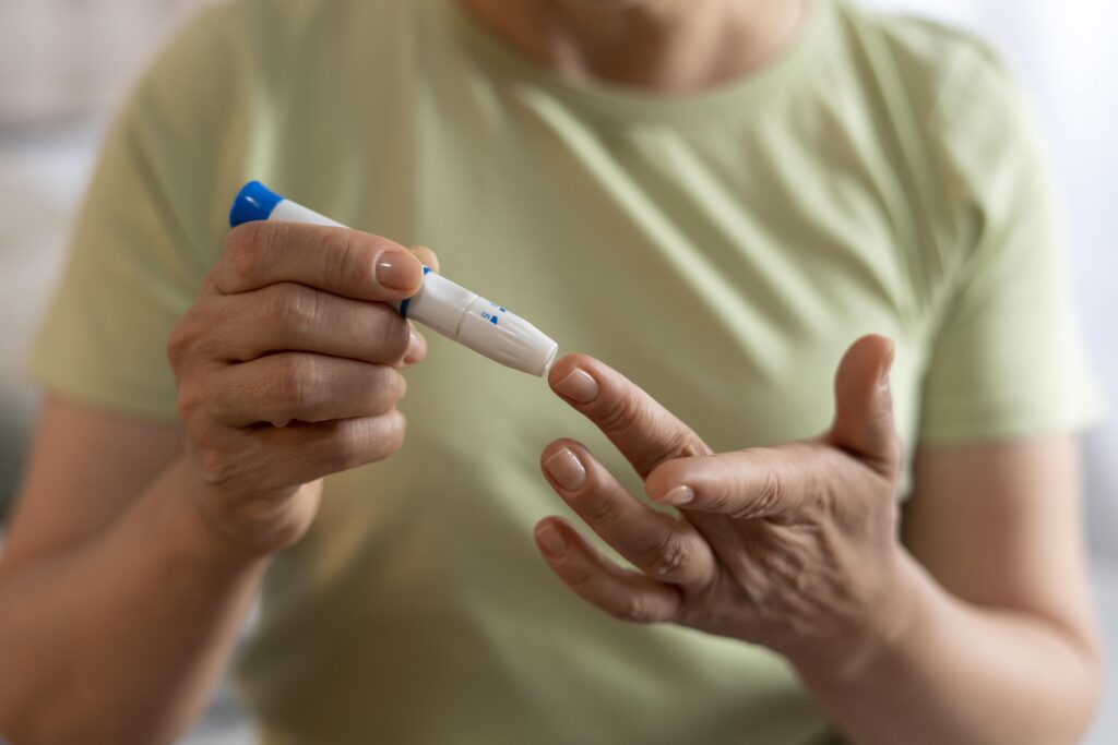 diabetic-woman-checking-her-glucose-level